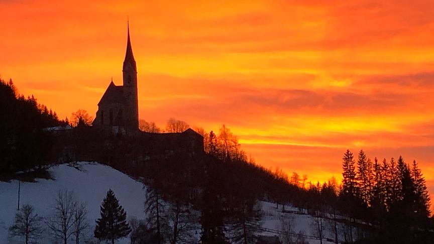 © Heidi Wind Die Kirche St. Leonhard aus Tamsweg im Sonnenuntergang. (Heidi Wind)