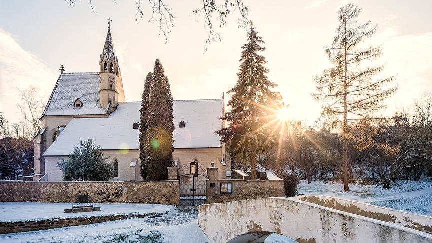 © Birgit Krenner Die Kirche befindet sich in Niederösterreich/Bezirk Krems/Langenlois. Sie steht im Ortsteil "Obere Stadt" und ist dem Heiligen Nikolaus geweiht.