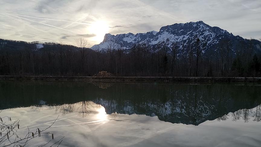 © Marita Winter Sonnenuntergang über dem Untersberg mit Spiegelung in der Salzach. (Marita Winter)