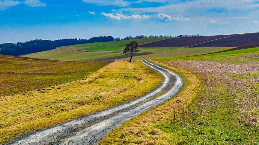 © Siegfried Schlager Die Thermenregion um Bad Waltersdorf verwöhnt das Auge mit wunderschönen Fernsichten und den warmen Farben des Vorfrühlings. (Siegfried Schlager)