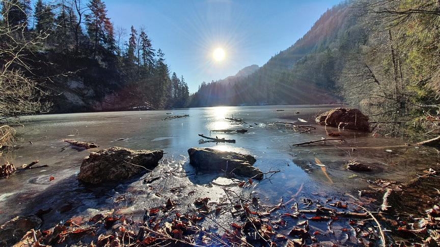 © Manfred Malin Der vereiste Pfrillsee bei Kufstein in der Nachmittagssonne. (Manfred Malin)