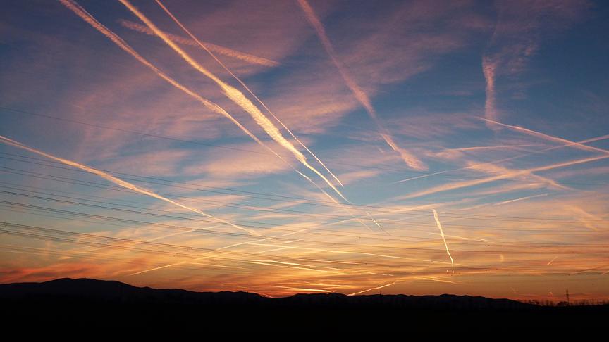 © Silvia Himberger Sonnenuntergang am 17. März 2019 - Spuren der Flieger. (Silvia Himberger)