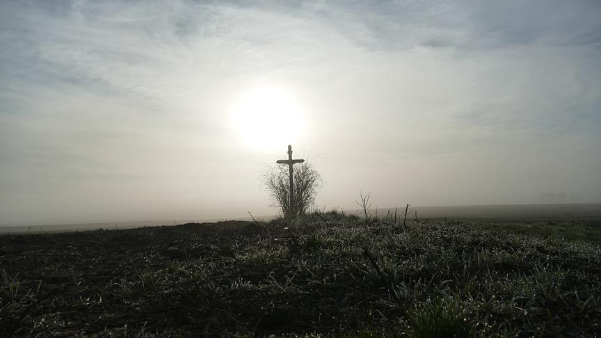 © Erwin Graf Ein Kruzifix im Gegenlicht und Nebel. (Erwin Graf)