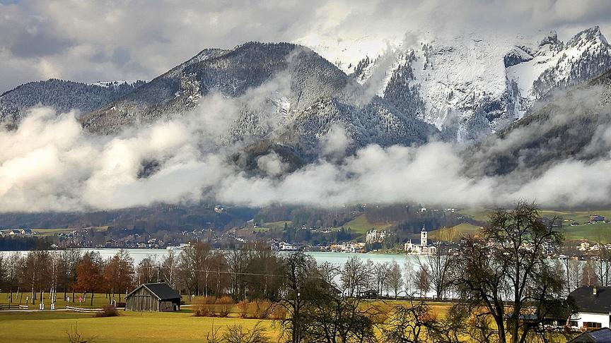 © Emma Sommeregger Der Blick auf St. Wolfgang mit prachtvoller Bergkulisse und Nebelband. (Emma Sommeregger)