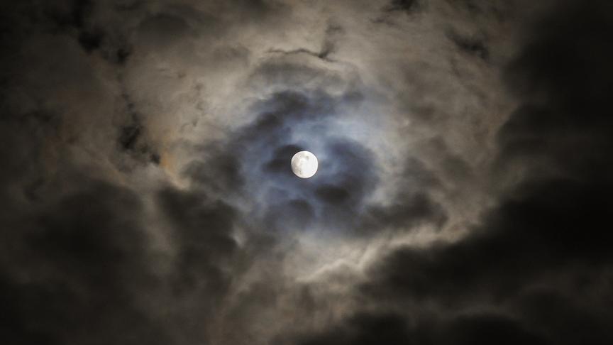 © Roswitha Groinig Der Mond ist von Wolken umgeben. (Roswitha Groinig)