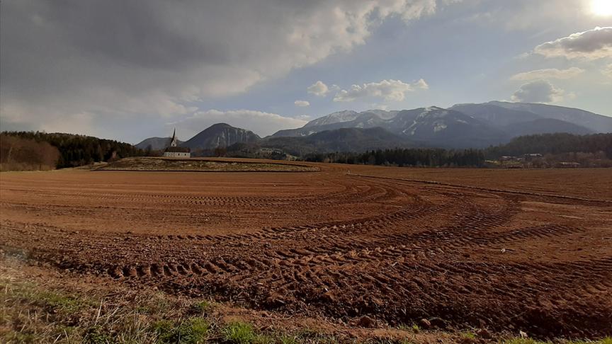 © Erika Knellwolf Blick von St. Georgen Richtung St. Georgener Kirche und im Hintergrund die Petzen. (Erika Knellwolf)