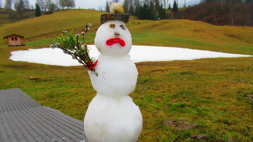© Georg Wastl Trostlos war das Wetter am Palmsonntag. Der Schneemann schaut traurig drein, denn dem Schnee geht es bei diesem Wetter auch an den Kragen. (Georg Wastl)