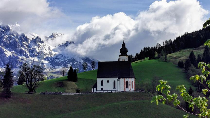© Georg Ackerer Dientner Kircherl vor toller Wolkenkulisse/ Hochkönigmassiv. (Georg Ackerer)