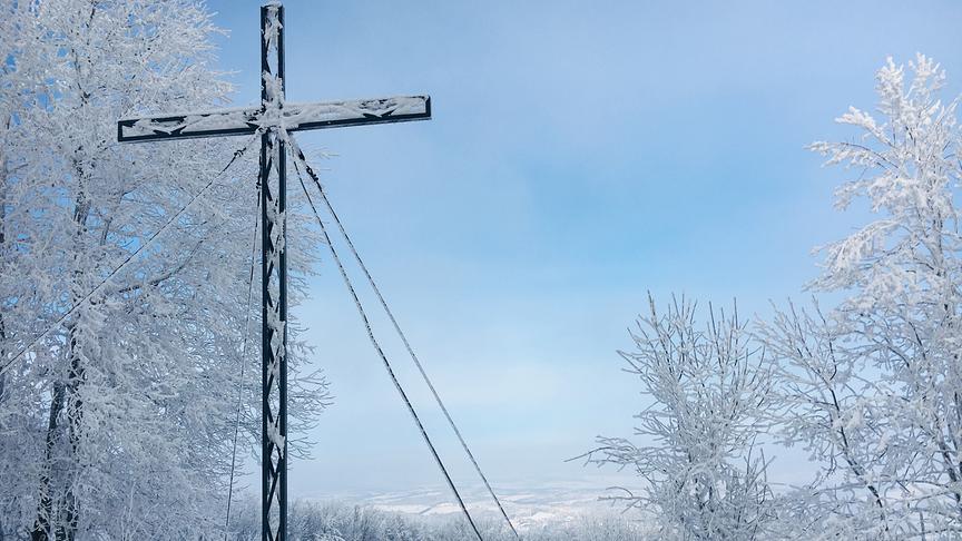 © Vinzenz Ziehbauer Gipfelkreuz vom Schöpfl mit Blickrichtung Laaben. (Vinzenz Ziehbauer)