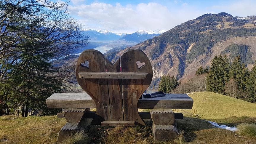 © Caro Guttner Am Slow Trail Mirnock unterwegs mit herzigen Bankerl zum Rasten. (Caro Guttner)