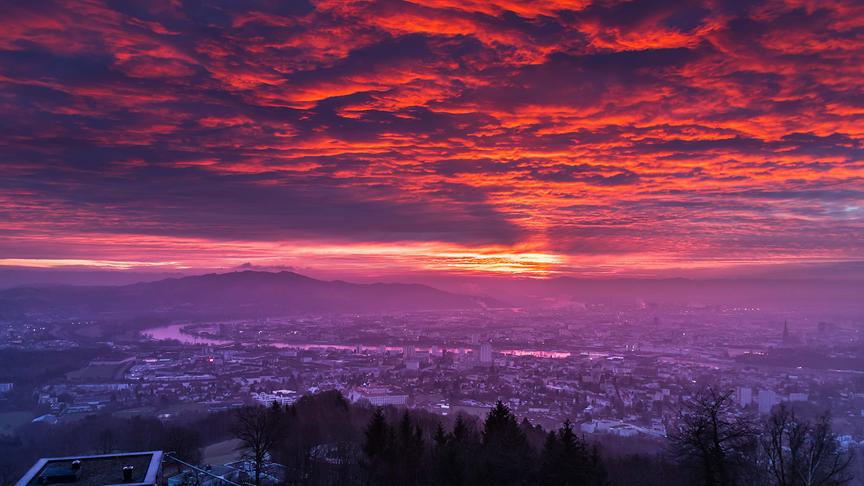 © Mike Wolf Tiefroter Sonnenaufgang über der oberösterreichischen Landeshauptstadt Linz. (Mike Wolf)