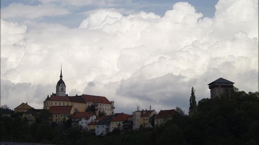 © Kurt Peter Nöhmer Wokenstimmung über der Altstadt von Treibach-Althofen. (Kurt Peter Nöhmer)
