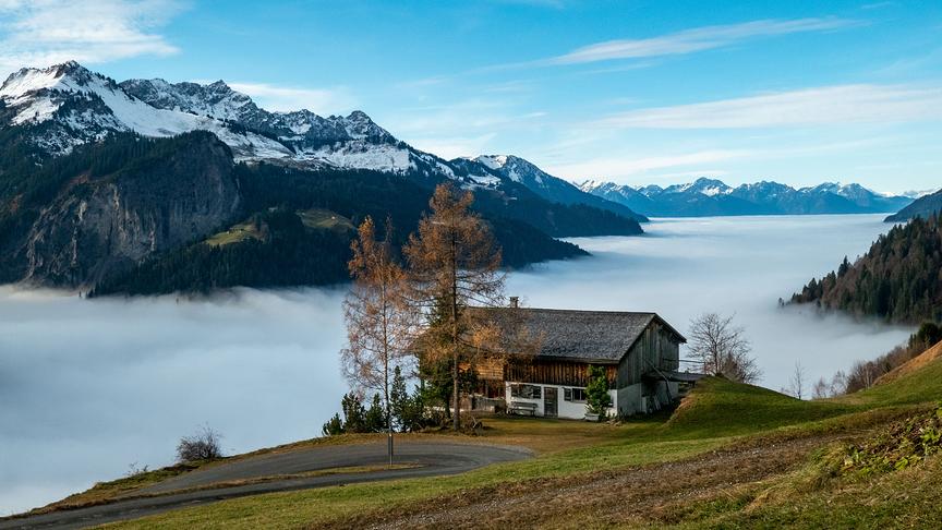 © Helmut Bischof Unterüberlut mit Blick aufs Nebelmeer im Großen Walsertal. (Helmut Bischof)