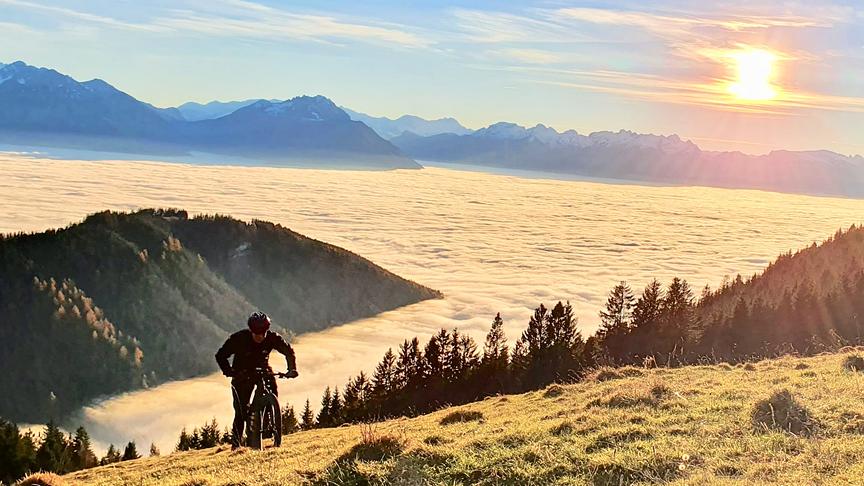 © Duschan Kovac Entstanden ist das Foto oberhalb von Fraxern, mit Blick Richtung Rheintal und Schweizer Bergen. (Duschan Kovac)