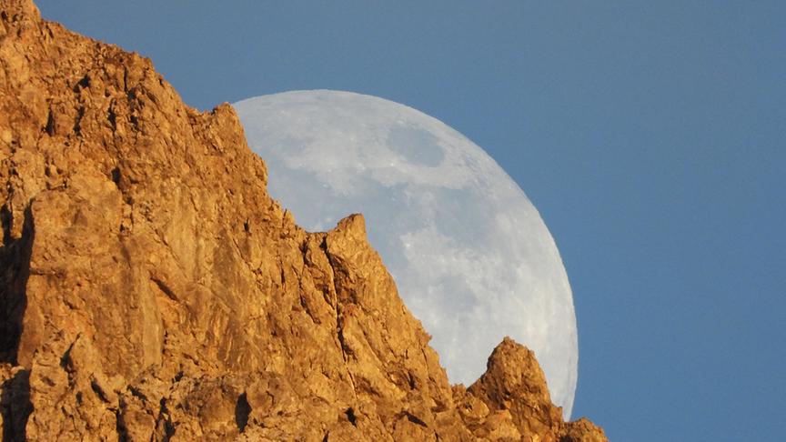© Hans ter Braak Mond und Alpenglühen. (Hans ter Braak)