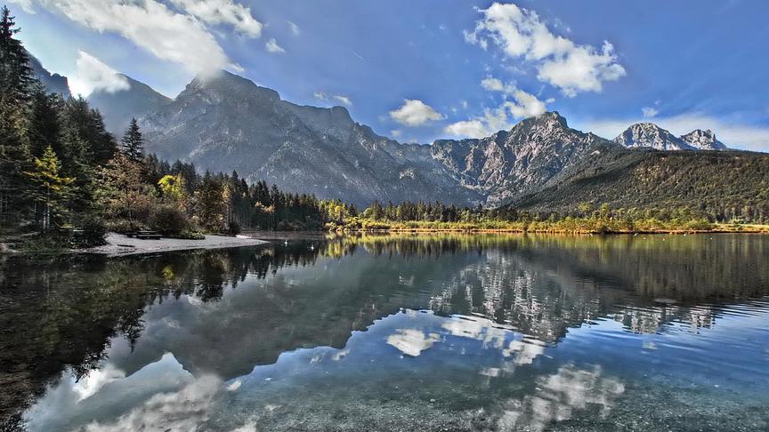 © Peter Grill Es ist Sommer - der Almsee am Morgen bei schönem Wetter. (Peter Grill)