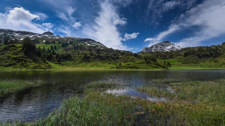 © Manfred Gasser Kalbelesee am Hochtannbergpass. Bergspitzen sind leicht angezuckert. (Manfred Gasser)