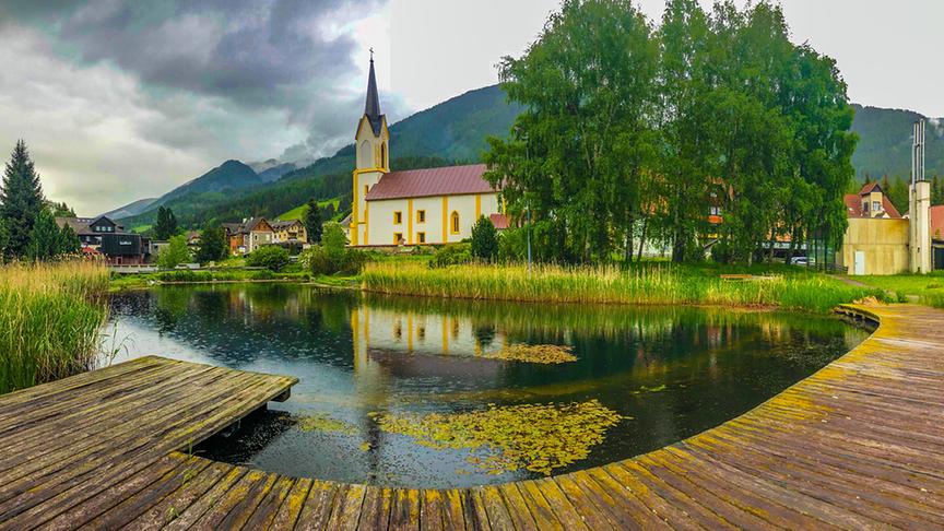 © Siegfried Schlager Stimmungsvolle Spiegelung St. Johann am Tauern. (Siegfried Schlager)