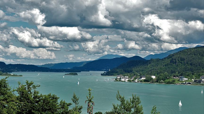 © Werner Zirnig Einrucksvolle Wolkenstimmung über dem vorsommerlichen Wörthersee. (Werner Zirnig)