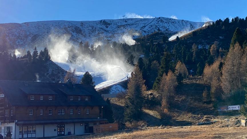 © Jakob Gfrerer Das ist kein Nebel, sondern alle Schneekanonen sind auf der Turracherhöhe in Betrieb. (Jakob Gfrerer)