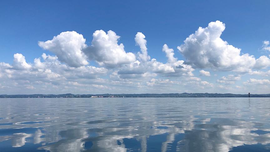 © Denise Benedikt Wolkenspiegel (Blick vom österreichischen Bodenseeufer auf Lindau). (Denise Benedikt)