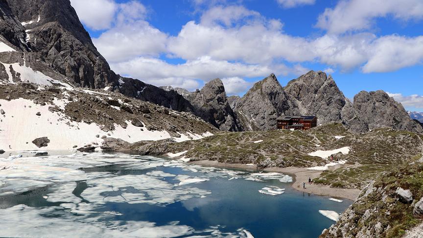© Caro Guttner Laserzsee mit Karlsbader Hütte in den Lienzer Dolomiten. (Caro Guttner)