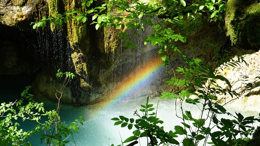 © Annelie Möser Zu meiner großen Freude bildete sich tief unten in der Tscheppaschlucht ein Regenbogen. (Annelie Möser)