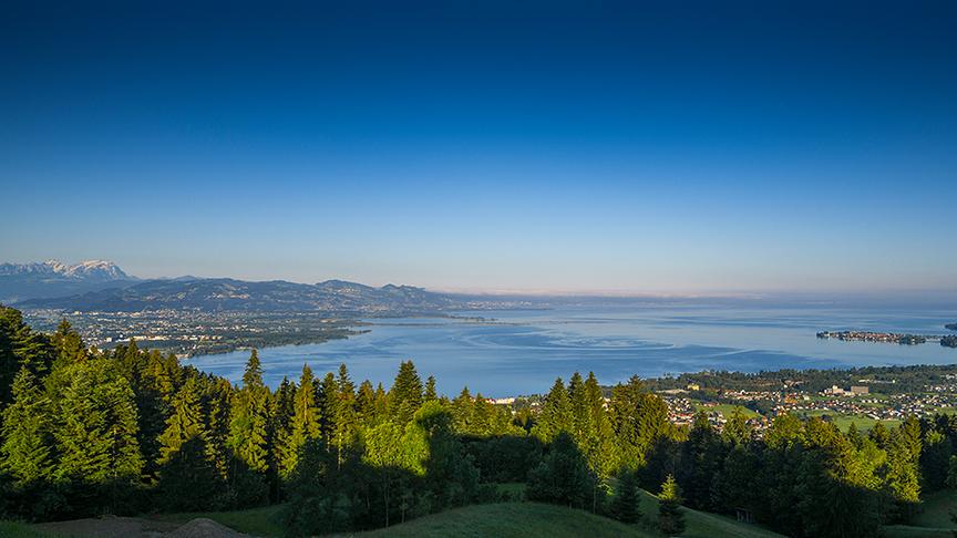 © Manfred Gasser Blick von Eichenberg/Vorarlberg über den Bodensee. Links Rheintal - rechts Insel Lindau. (Manfred Gasser)