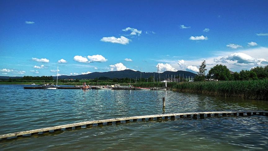 © Emma Sommeregger Als ich heute beim Strandbad Seekirchen a. Wallersee / Salzburger Seenland dieses Bild gemacht habe, habe ich daran gedacht, dass dieses Motiv für den heutigen Sommerbeginn eigentlich perfekt ist. (Emma Sommeregger)