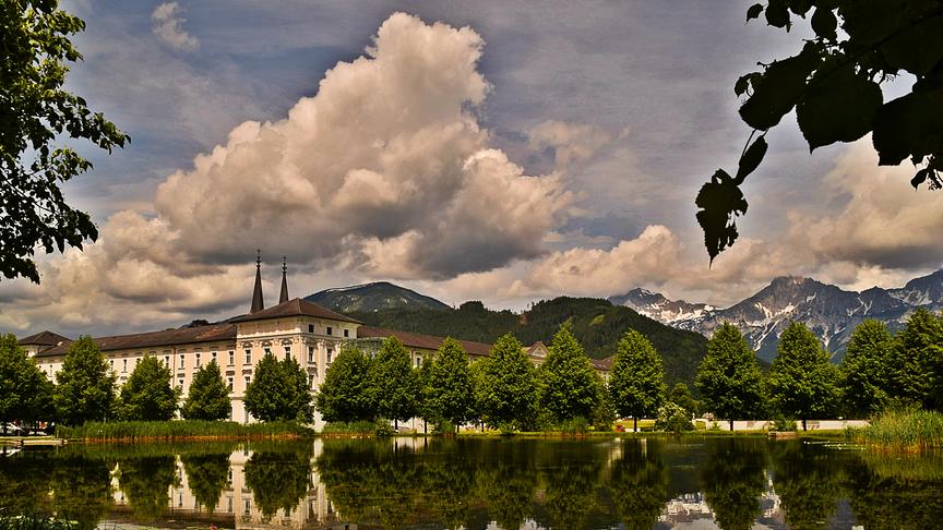 © Ingrid Grossauer Die Türme der Stiftskirche von Admont reichten heute Mittag bis zu den Wolkentürmen. (Ingrid Grossauer)