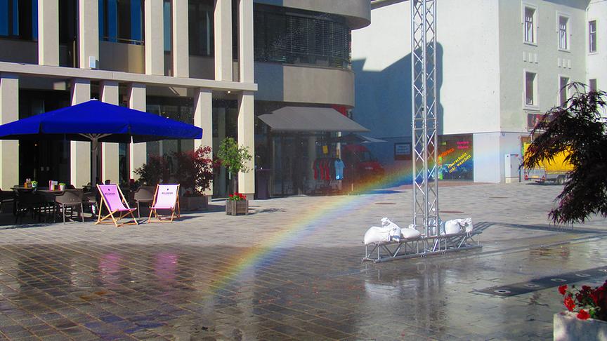 © Georg Wastl Hitze in der Stadt Villach. Am Hans Gasser Platz wurde eine Sprühnebelstation eingerichtet, wo sich die Besucher abkühlen können. Der Regenbogen ist eine Zugabe. (Georg Wastl)