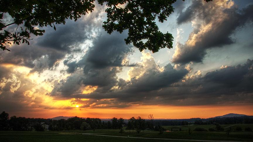 © Emma Sommeregger Gestern hatten wir im Flachgau / Land Salzburg wieder einmal einen wunderbaren Sonnenuntergang mit einer traumhaften Wolkenstimmung. (Emma Sommeregger)