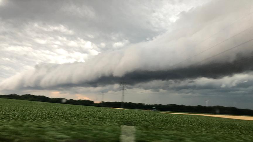 © Dietmar Wolff Ausgefallene Wolkenstruktur kurz vor Gewitter. (Dietmar Wolff)
