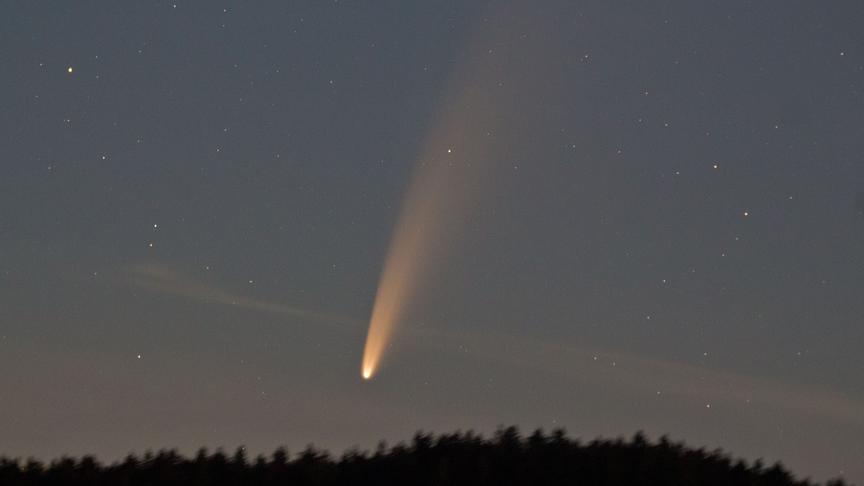© Siegfried Ganser Majestätisch hebt sich der Komet Neowise über den Horizont "Schmutzige Schneebälle" werden sie genannt, von außen betrachtet sieht das so aus. (Siegfried Ganser)