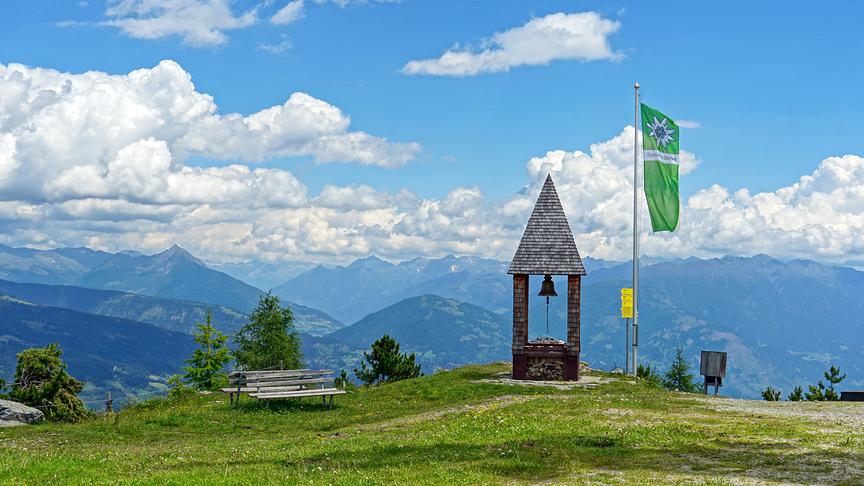 © Annelie Möser Die Glocke für Frieden und Freundschaft neben der Hochsteinhütte. (Annelie Möser)