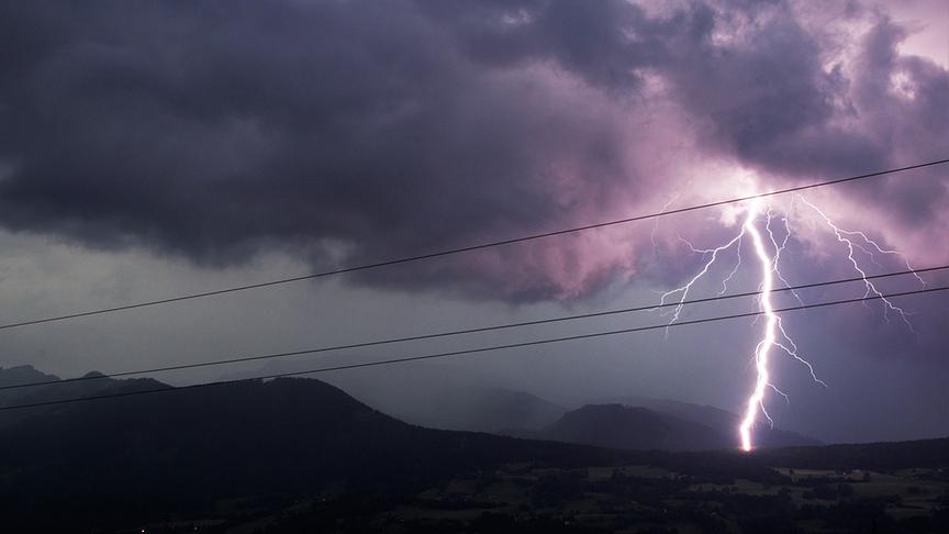 © Dietmar Außerwinkler Zwei verschiedene Hochspannungselemente: Ein Blitzeinschlag zwischen dem Hühners und Altersberg in Richtung Gmünd in Kärnten. (Dietmar Außerwinkler)