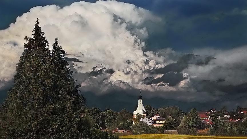 © Peter Grill Sonnenschein bei 35 Grad - nach 20 Minuten ein Gewitter und eine Wolkenstimmung wie der Welduntergang. (Peter Grill)