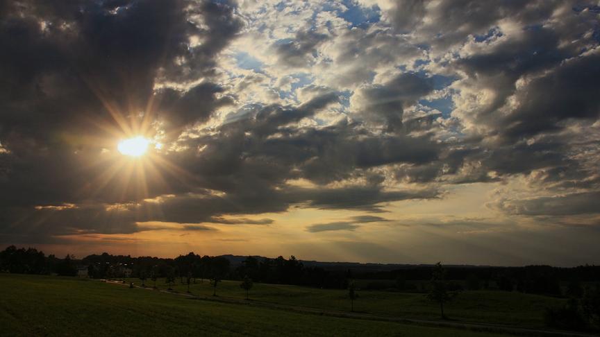 © Emma Sommeregger Die letzten Sonnenstrahlen des Tages fallen auf den Eugendorfer Kirchturm. (Emma Sommeregger)