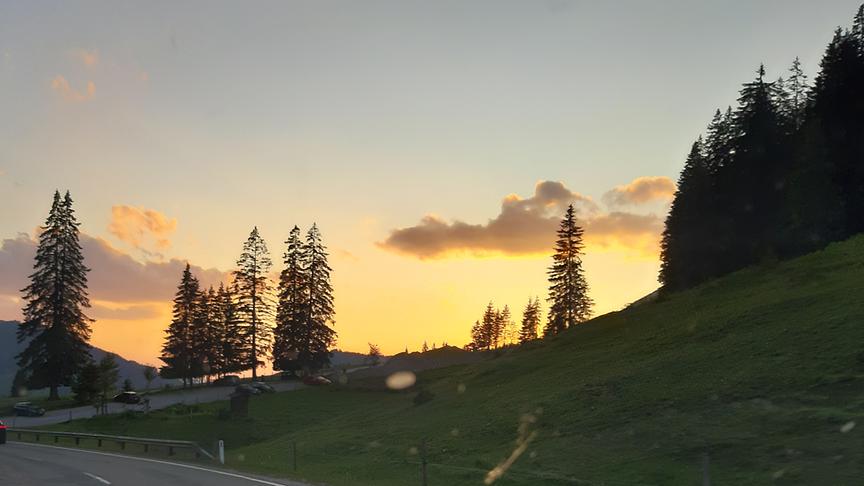 © Stefanie Schwaiger Abendstimmung bei der Fahrt über den Dientner Sattel. (Stefanie Schwaiger)