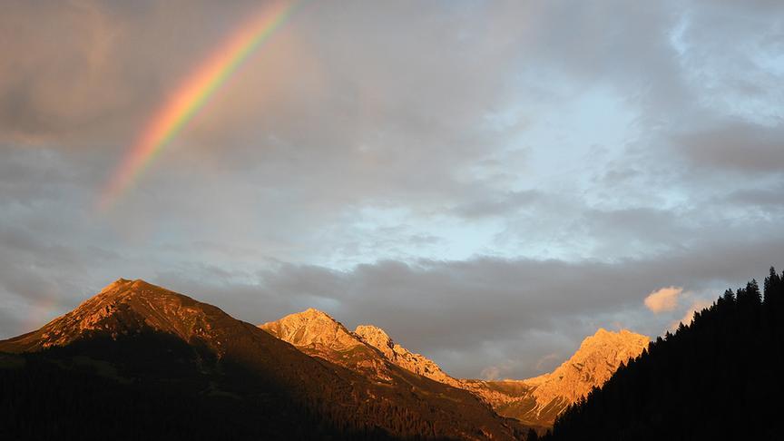 © Hans ter Braak Alpenglühen mit Regenbogen. (Hans ter Braak)