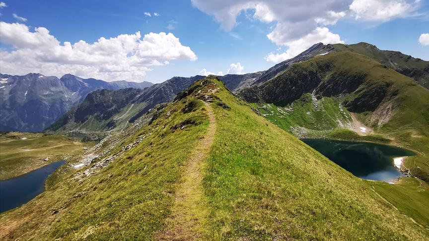 © Georg Ackerer Gratwanderung: links der Schönalmsee, rechts der Twengeralmsee auf 2115m. Beide Seen nahezu gleich hoch! (Georg Ackerer)