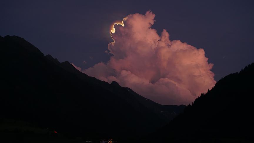© Matthäus Quehenberger Beginn der Hundstage. Wechsel von Wolken und Mond. (Matthäus Quehenberger)