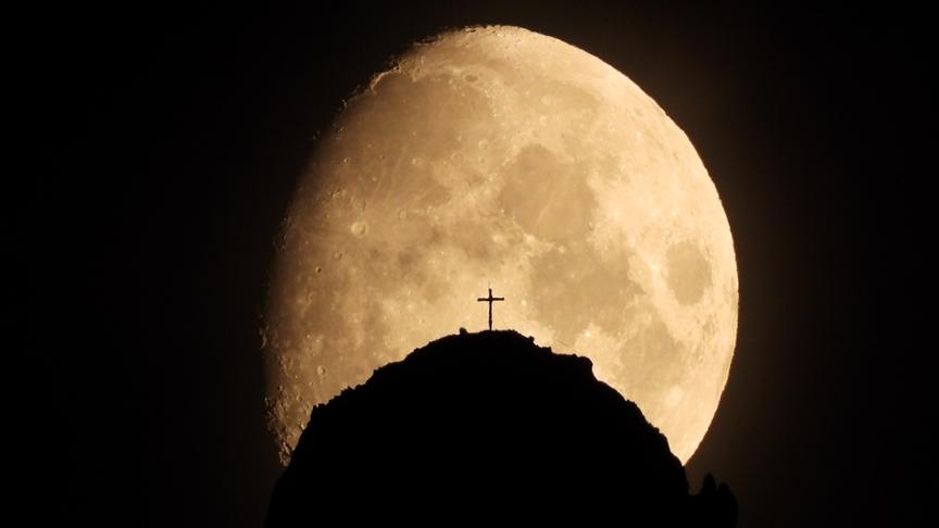 © Hans ter Braak Mond mit Kleinem Widderstein im Kleinwalsertal mit Gipfelkreuz bei klarem Wetter. (Hans ter Braak)
