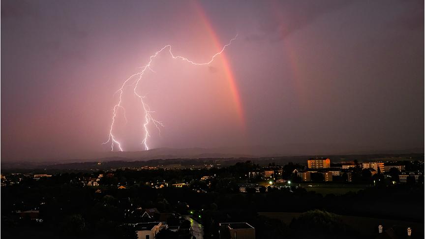 © Christian Billaudet Regenbogen und ein fantastischer Blitz im Gewitter. (Christian Billaudet)
