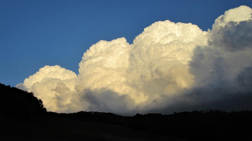 © Monika Adorjan Wolkentürme machen sich bereit fürs Gewitter. (Monika Adorjan)