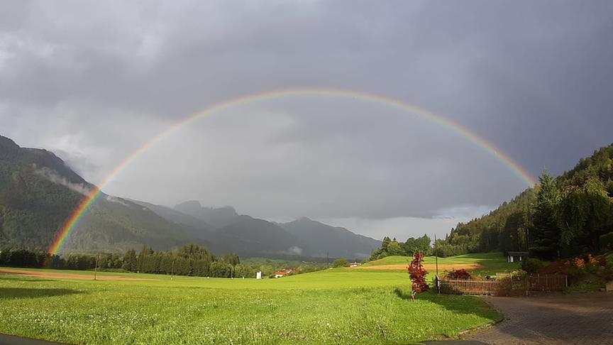 © Andrea Bischof Ein Regenbogen mit Blick zum Trogkofel in den Karnischen Alpen. (Andrea Bischof)