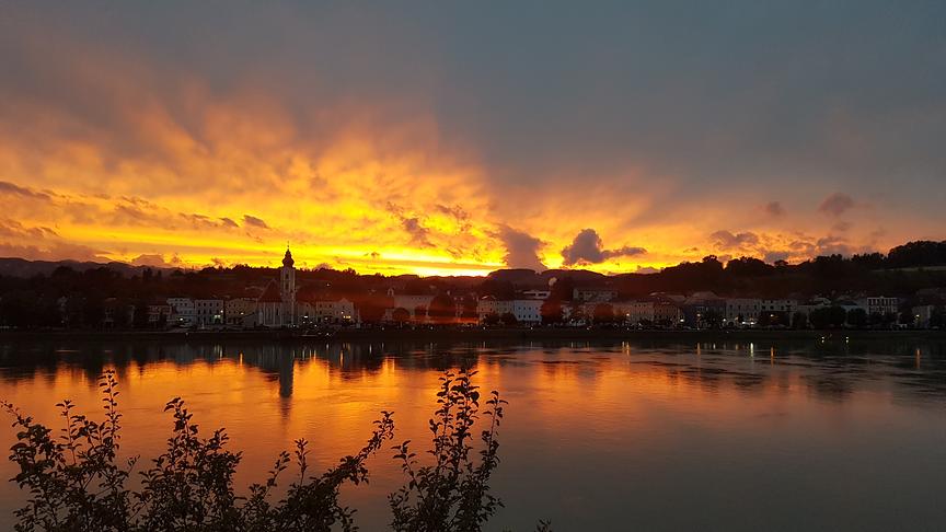 © Christian Loisl Aschach an der Donau nach Sonnenuntergang von meinem Wohnzimmer aus. (Christian Loisl)