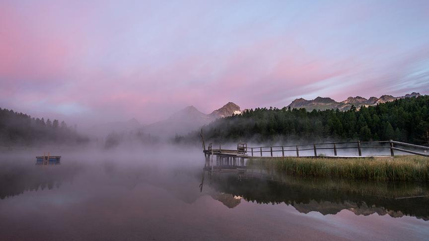 © Friedrich Böhringer Kurz vor Sonnenaufgang zeigt sich der Stazelsee im Engadin, gelegen auf 1809m, schon herbstlich. (Friedrich Böhringer)