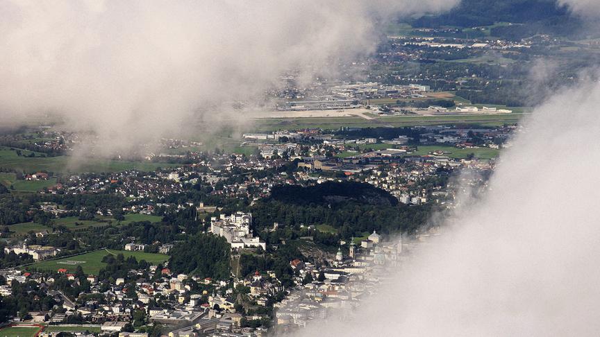 © Emma Sommeregger Heute vormittag konnte ich vom Gaisberg aus staunend beobachten, wie die Nebeldecke auf einmal aufriss und den Blick auf die Stadt Salzburg mit der Festung Hohensalzburg freigab .Es war ein interessantes Naturschauspiel. (Emma Sommeregger)