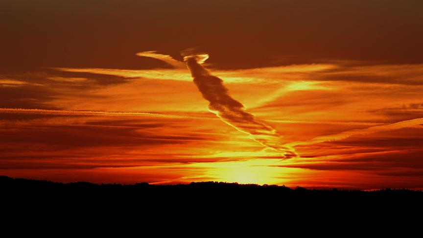 © Dr. Walter Pescosta Sonnenuntergang mit Flugzeugkerosin. (Dr. Walter Pescosta)